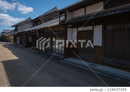 江戸時代の町並みを色濃く残す東海道47番目の宿場町三重県亀山市「関宿」の街並みを撮影 119437295