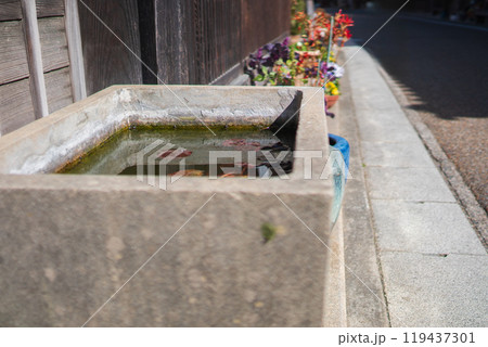 江戸時代の町並みを色濃く残す東海道47番目の宿場町三重県亀山市「関宿」の街並みを撮影 江戸時代の町並みを色濃く残す東海道47番目の宿場町三重県亀山市「関宿」の街並みを撮影 119437301
