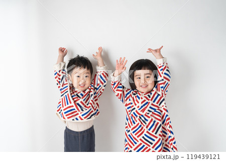 笑顔で手を振る子供達 119439121