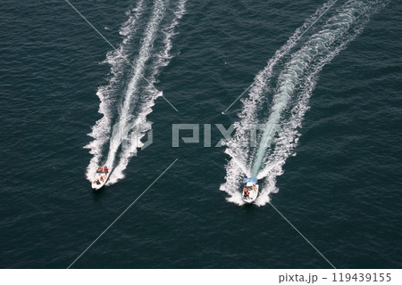 来島海峡を行き交う漁船 119439155