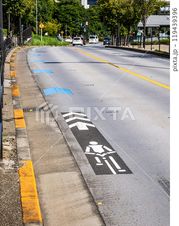 車道の左端に設置された自転車ナビマーク（白色）と自転車ナビライン（青色） 119439396