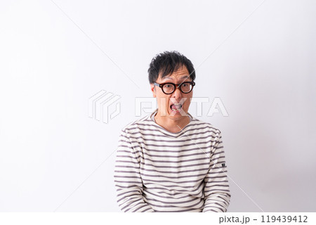 怒る男性のポートレート 119439412