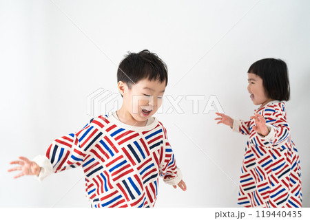 走り回る子供達 走り回る子供達 119440435