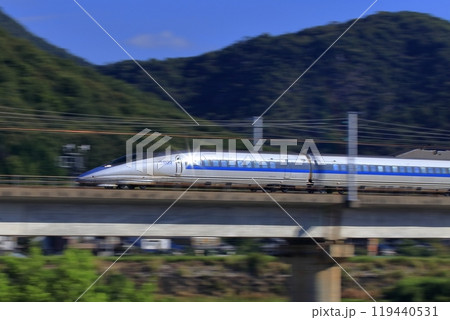 山陽新幹線揖保川橋梁を疾走する新幹線 119440531