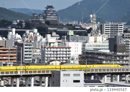 手柄山から臨むドクターと姫路城 手柄山から臨むドクターと姫路城 119440587