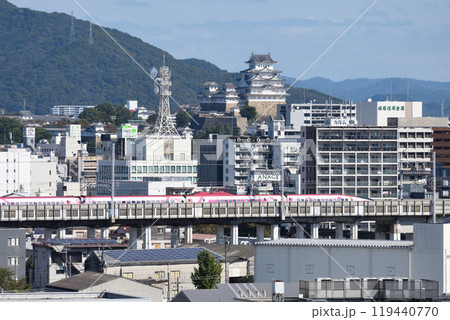 ハローキティーと姫路城 119440770