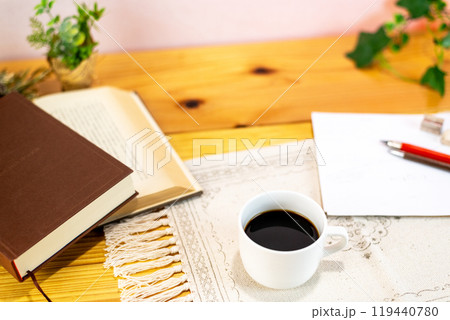 テーブルの上のコーヒーと本 テーブルの上のコーヒーと本 119440780