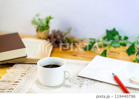 テーブルの上のコーヒーと本 119440786