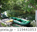 緑に包まれたボート 119441053
