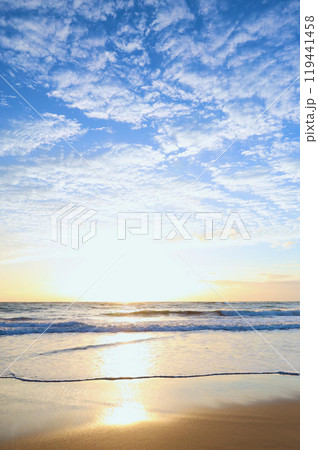 美しい海岸の朝日　　茨城県 119441458