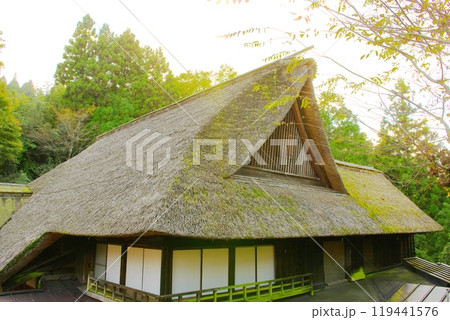 茅葺屋根の古民家 119441576