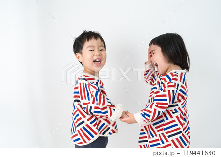 笑顔で手をつなぐ子供 笑顔で手をつなぐ子供 119441630