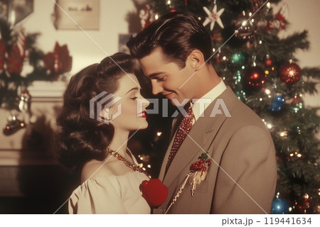 クリスマスパーティーでキスをするロマンチックなカップルとクリスマスツリー 119441634
