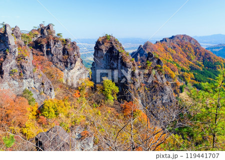 紅葉を迎えた岩峰 119441707