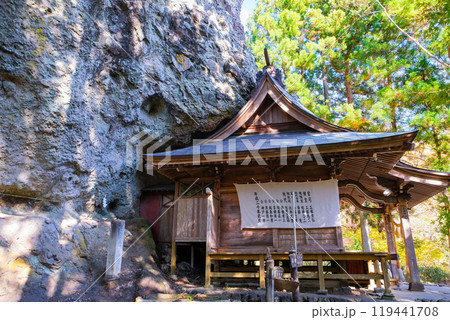 巨石と中之嶽神社社殿 119441708