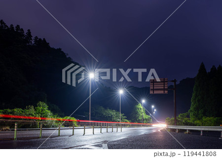 街灯が照らす道路 街灯が照らす道路 119441808
