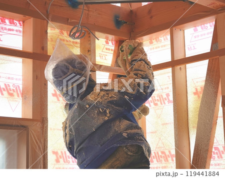 住宅の吹付断熱工事発砲ウレタン64 119441884