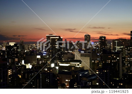 黄昏大阪、夕焼けの大阪、マジックアワー大阪、大阪中央区、オオサカ、大阪湾に沈む夕日 119441925