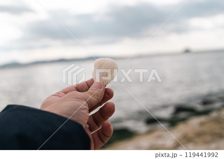 貝殻を持つ男性 貝殻を持つ男性 119441992