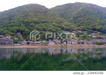 鞆の浦鞆港波止より凪の海岸浜を望む-1 119442108