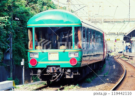 逗子に停車する24系客車の臨時列車（夢空間車両） 119442110