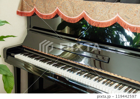 リビングに置かれたアップライトピアノ 119442597