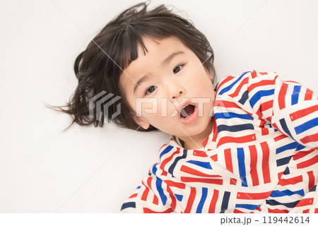 驚いた表情の幼い女の子 119442614