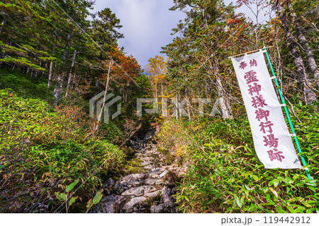 【長野県】木曽・おんたけ　登山道の霊神様御行場跡 119442912
