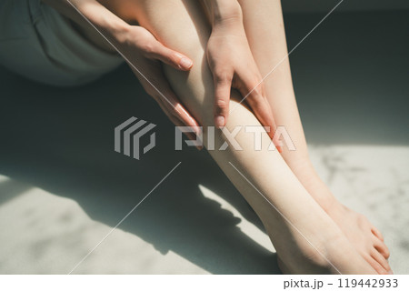 若い女性のフットケア 119442933