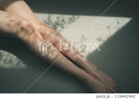 若い女性のフットケア 119442942