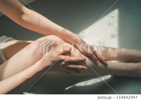 オイルをマッサージしながら足に塗るフットケア オイルをマッサージしながら足に塗るフットケア 119442947