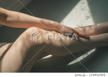 オイルをマッサージしながら足に塗るフットケア 119442949