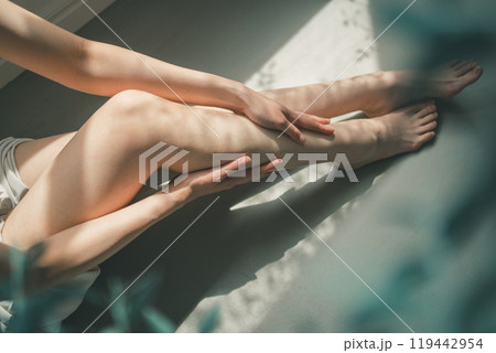 オイルをマッサージしながら足に塗るフットケア オイルをマッサージしながら足に塗るフットケア 119442954