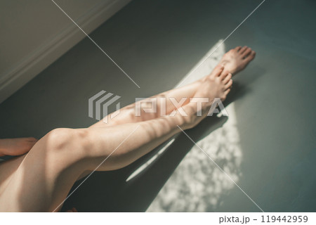 若い女性のフットケア 119442959