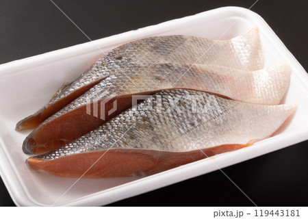 ［北海道産］塩　秋鮭（甘口） 119443181