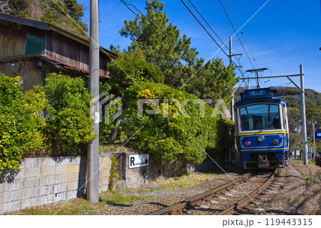 【鎌倉市】稲村ヶ崎駅付近を走る江ノ電　 119443315