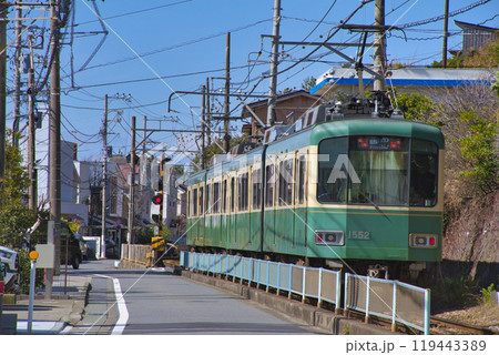 【鎌倉市】稲村ヶ崎駅付近を走る江ノ電　 119443389