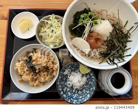 ぶっかけ梅おろし蕎麦と炊き込みご飯のセット ぶっかけ梅おろし蕎麦と炊き込みご飯のセット 119443409