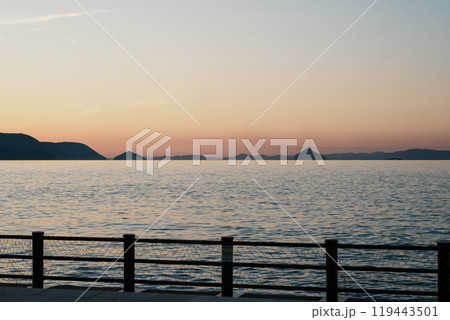 高松港から見た瀬戸内海の夕景 119443501