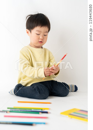 絵を描く男の子 絵を描く男の子 119443680