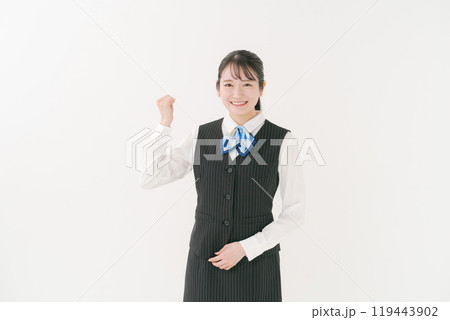 ガッツポーズをする制服姿の女性 119443902