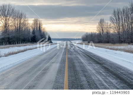 冬の雪道 119443903