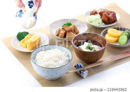 日本の和食の朝食イメージ ( ご飯,卵焼き,唐揚げ,漬物,お味噌汁,竹の子の土佐煮 ) 日本の和食の朝食イメージ ( ご飯,卵焼き,唐揚げ,漬物,お味噌汁,竹の子の土佐煮 ) 119443962