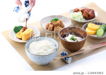 日本の和食の朝食イメージ （ ご飯,卵焼き,唐揚げ,漬物,お味噌汁,竹の子の土佐煮 ） 119443963