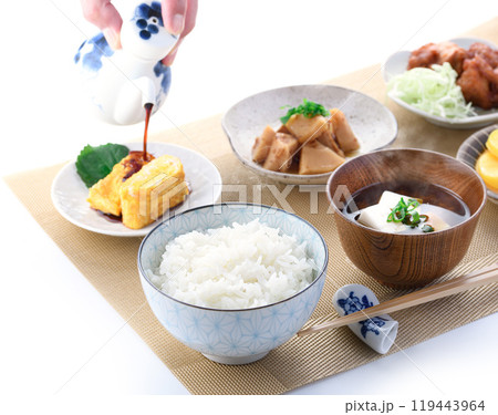 日本の和食の朝食イメージ （ ご飯,卵焼き,唐揚げ,漬物,お味噌汁,竹の子の土佐煮 ） 119443964