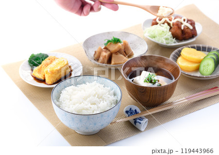 日本の和食の朝食イメージ ( ご飯,卵焼き,唐揚げ,漬物,お味噌汁,竹の子の土佐煮 ) 日本の和食の朝食イメージ ( ご飯,卵焼き,唐揚げ,漬物,お味噌汁,竹の子の土佐煮 ) 119443966