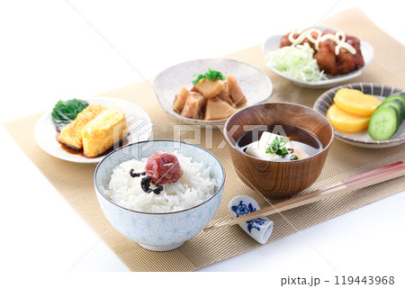 日本の和食の朝食イメージ （ ご飯,卵焼き,唐揚げ,漬物,お味噌汁,竹の子の土佐煮 ） 119443968