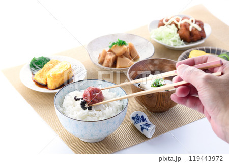 日本の和食の朝食イメージ （ ご飯,卵焼き,唐揚げ,漬物,お味噌汁,竹の子の土佐煮 ） 119443972