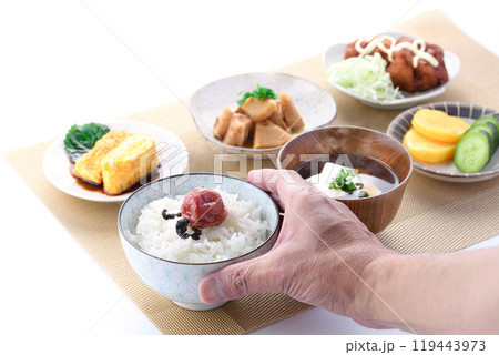 日本の和食の朝食イメージ （ ご飯,卵焼き,唐揚げ,漬物,お味噌汁,竹の子の土佐煮 ） 119443973