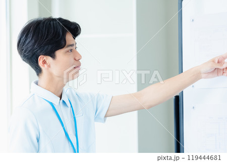 介護スタッフの男性 119444681